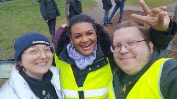 Lea Schöllkopf (Fraktion LI.PAR.Tie.), OB-Kandidatin Isabell Belser, KVo-Mitglied René von der Winkel