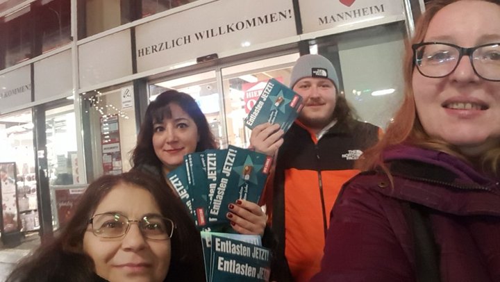 Verteilaktion DIE LINKE Mannheim während der Weihnachtszeit in Mannheim